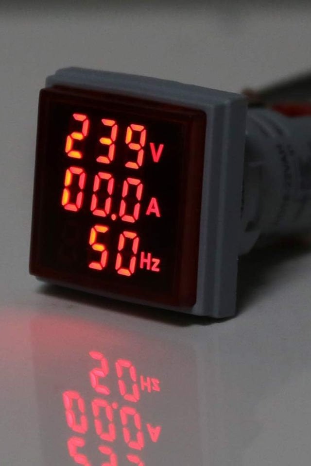 Momentum D22 Sinyal Led Volt/Amper/Frekans Metre 12-500V / 0-100A  /0-99Hz Kırmızı MB3-EV846